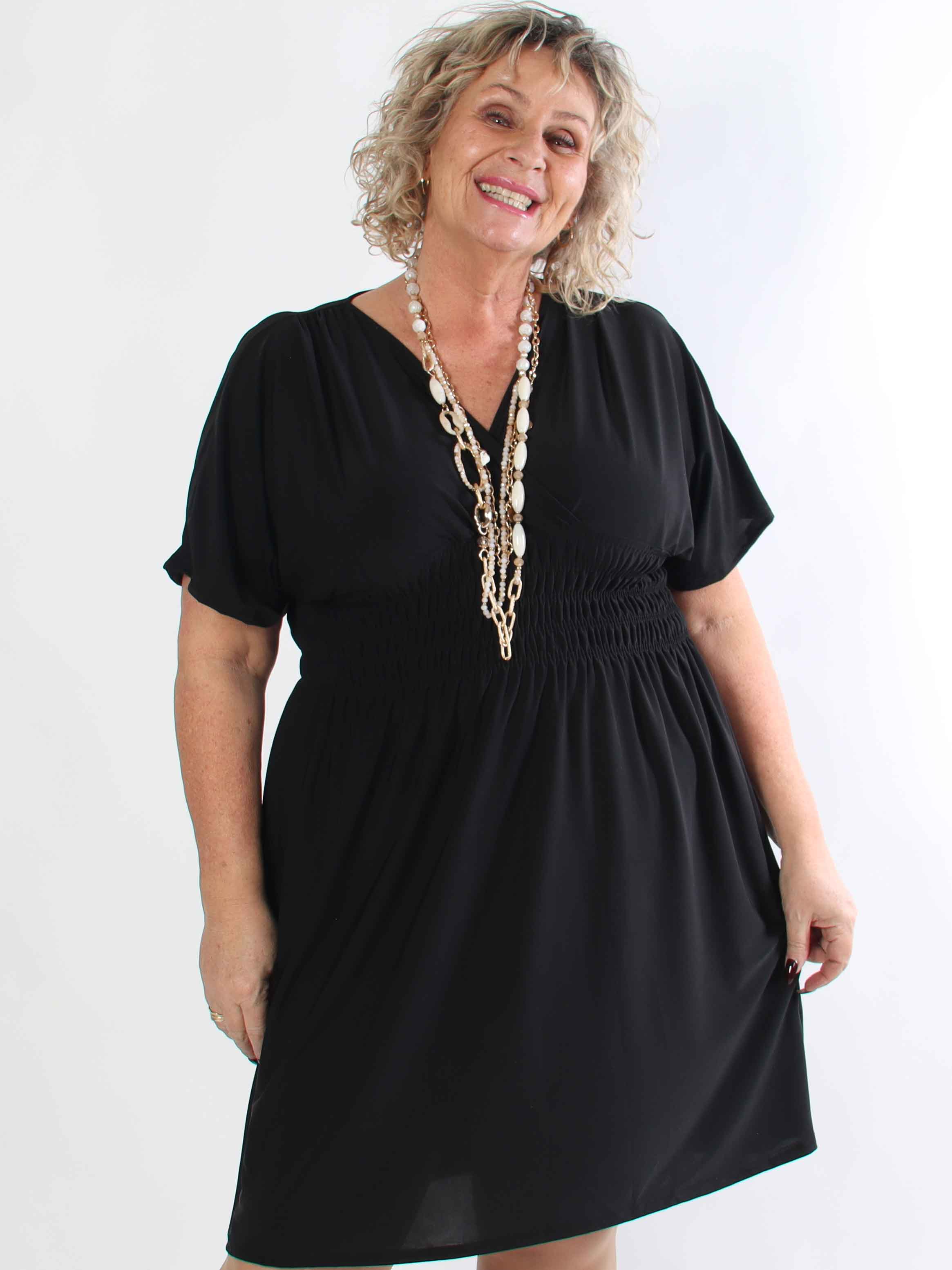 Pams Plain Short - Elastisk plus size kjole med smock i taljen